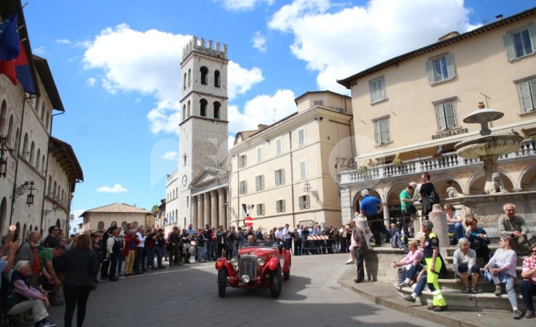 Mille Miglia 2019 ad Assisi, foto+video della carovana delle auto storiche
