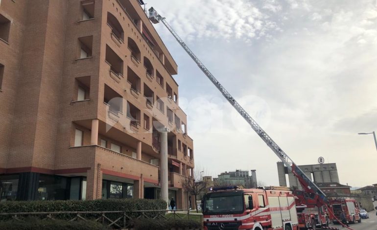 Incendio a Bastia Umbra, paura e curiosità ma nessun ferito (foto+video)