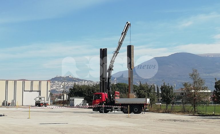 Alla ditta Iron anteprima dell’installazione delle Todi Columns (FOTO)