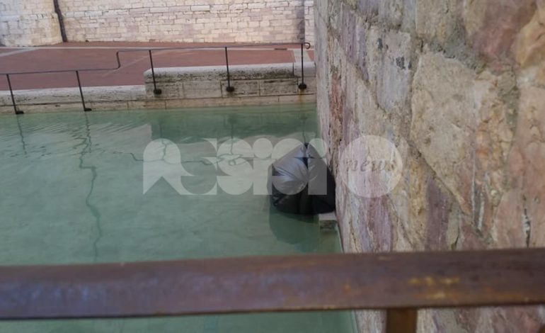 Assisi, sacco della spazzatura dentro i vasconi a Santa Chiara (foto)