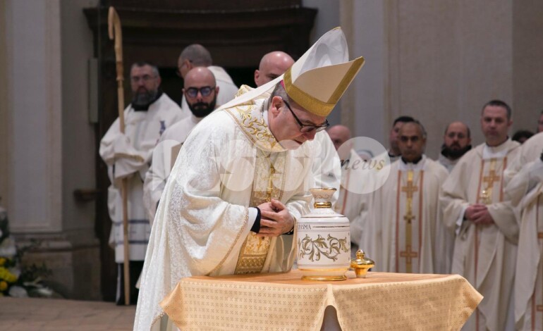 Al via le celebrazioni della Pasqua con la santa messa crismale a San Rufino (foto)