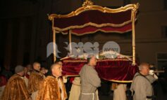 Venerdì Santo ad Assisi 2026, le più belle foto della processione mattutina e notturna (foto+video)