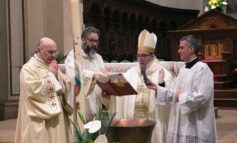 Cattedrale di San Rufino gremita per la veglia pasquale presieduta dal nuovo vescovo Felice Accrocca (foto)