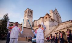La fiamma olimpica fa tappa tra Santa Maria e Assisi: percorso nel segno della Marcia della Pace (foto e video)