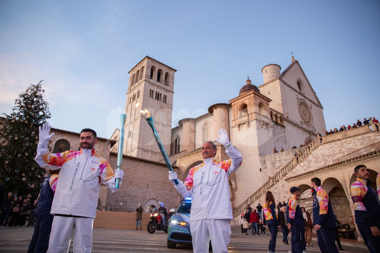 La fiamma olimpica fa tappa tra Santa Maria e Assisi: percorso nel segno della Marcia della Pace (foto e video)