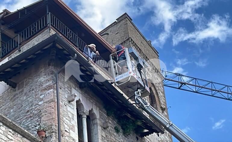 Chiusa temporaneamente via San Francesco per rischio crollo di un sottotetto (foto)