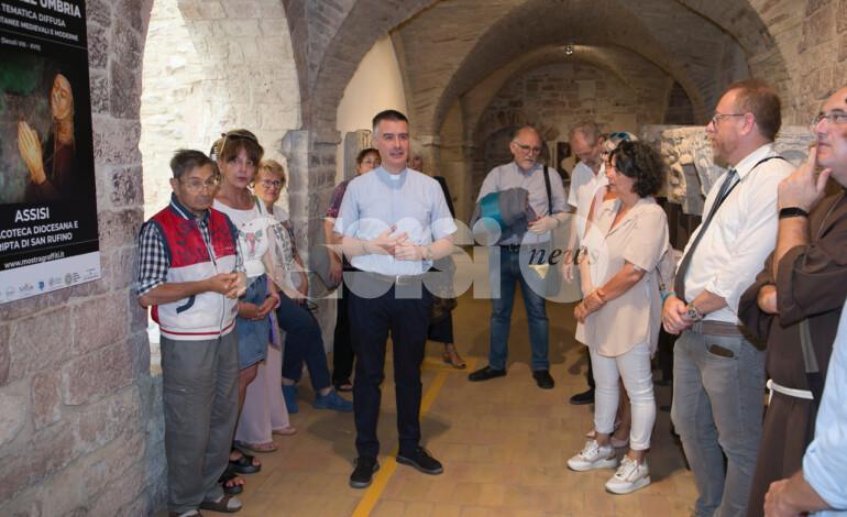 Al Museo Diocesano e Cripta di San Rufino doppia esposizione tra graffiti e costumi (foto)