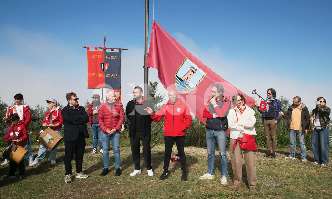 Il vessillo della Parte de Sotto sventola alla Rocca: nuova tradizione al Calendimaggio (foto+video)