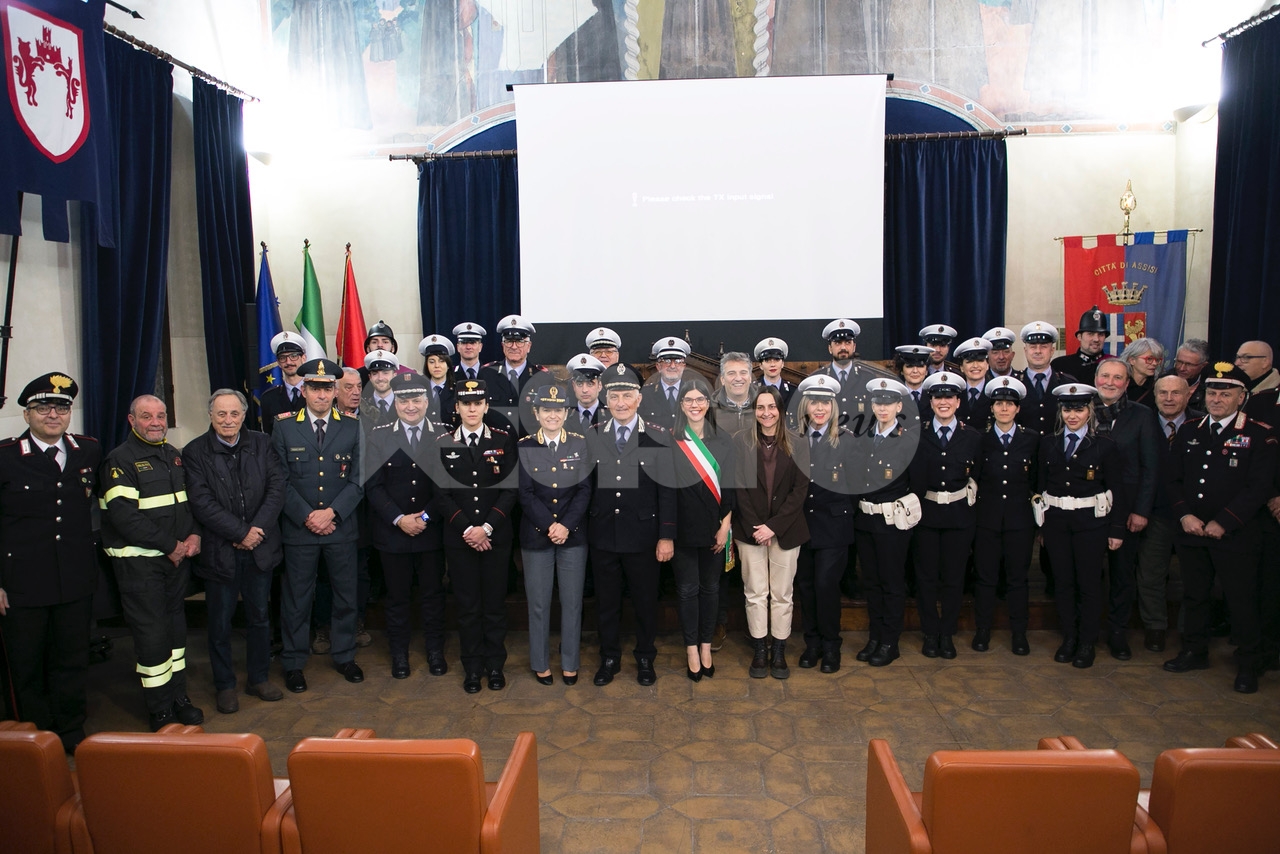Il bilancio 2025 della polizia locale di Assisi: boom di multe e controlli, e non mancano accoglienza e grandi eventi (foto)