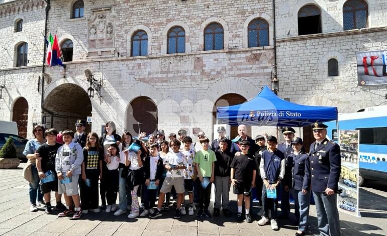 La Polizia di Stato in piazza ad Assisi per la giornata internazionale dei bambini scomparsi (foto)
