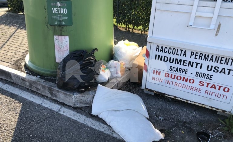Rifiuti abbandonati a Santa Maria degli Angeli, in via D’Annunzio prosegue l’emergenza (foto)