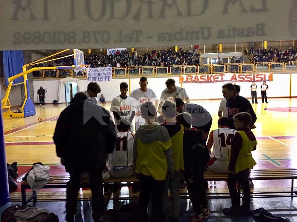 Basket Assisi vince il derby contro l'Adrilog Bastia 83-73: prova maiuscola