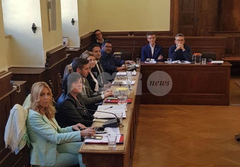 Targa in memoria di Giovanni Becchetti, il consiglio vota sì all'unanimità