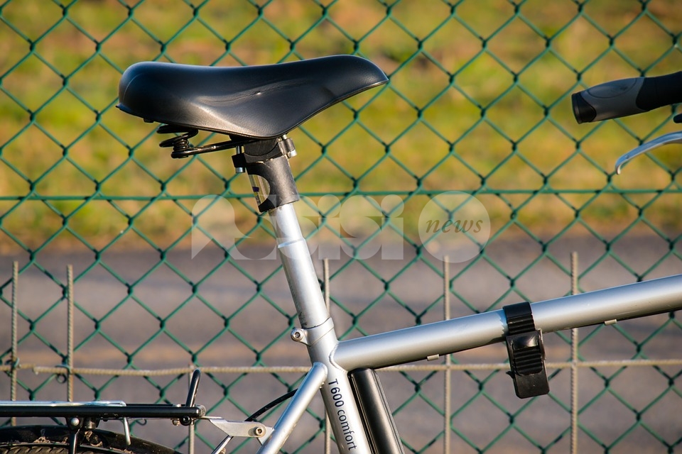 Ladro di biciclette incastrato dalla telecamere del Comune: denunciato