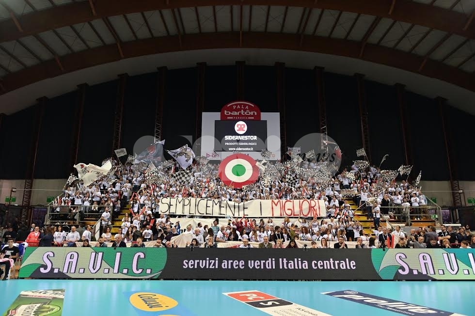 Sir Volley batte Castellana Grotte 3-0: grande festa con la Coppa Italia