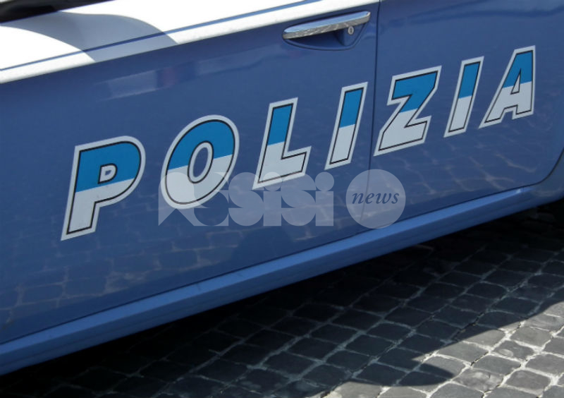 Assume stupefacenti e investe una ragazza, denunciato 23enne