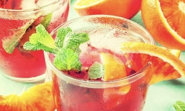 Cocktail estivo agrumi, granatina e frutta fresca: ricetta e procedimento