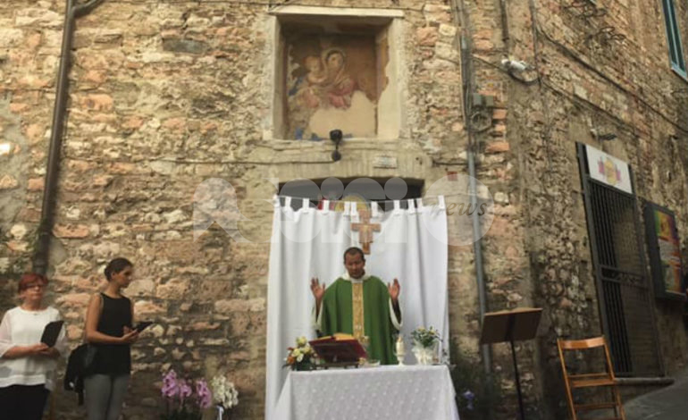 Edicola votiva di vicolo Frondini, tanta gente all’inaugurazione post restauro