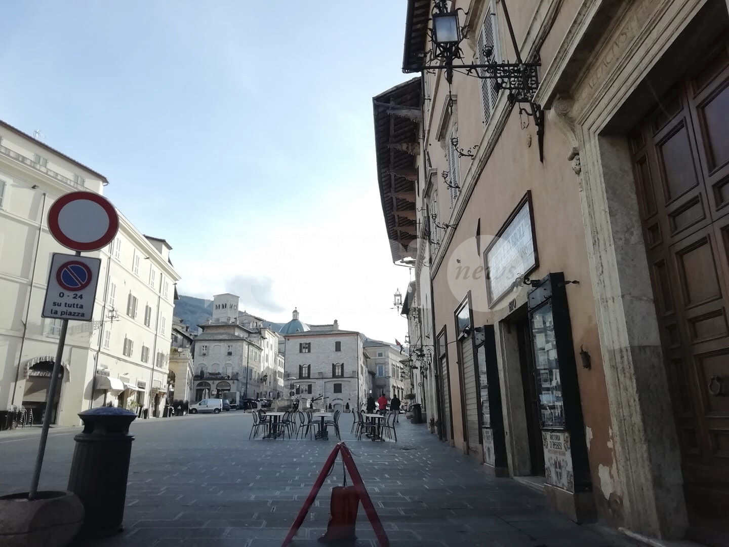 Piazza del Comune chiusa, a chi giova? Se non altro... ai piccioni!