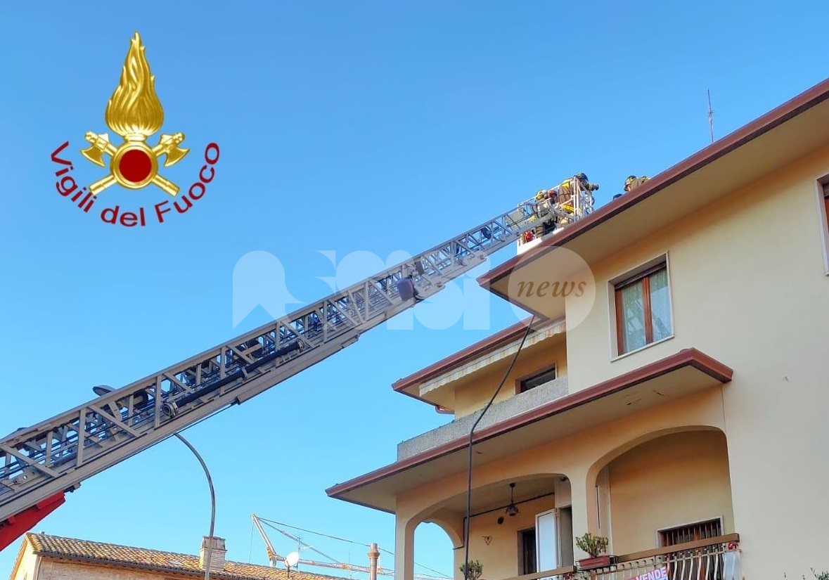 Incendio camino a Bastia Umbra, vigili del fuoco sul posto (foto)