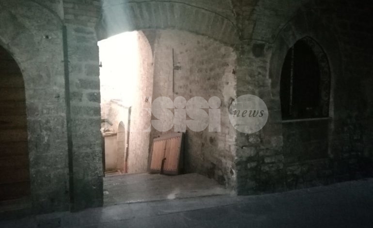Sparita la porta in via Sant’Agnese: il Comune conferma, era abusiva (foto)