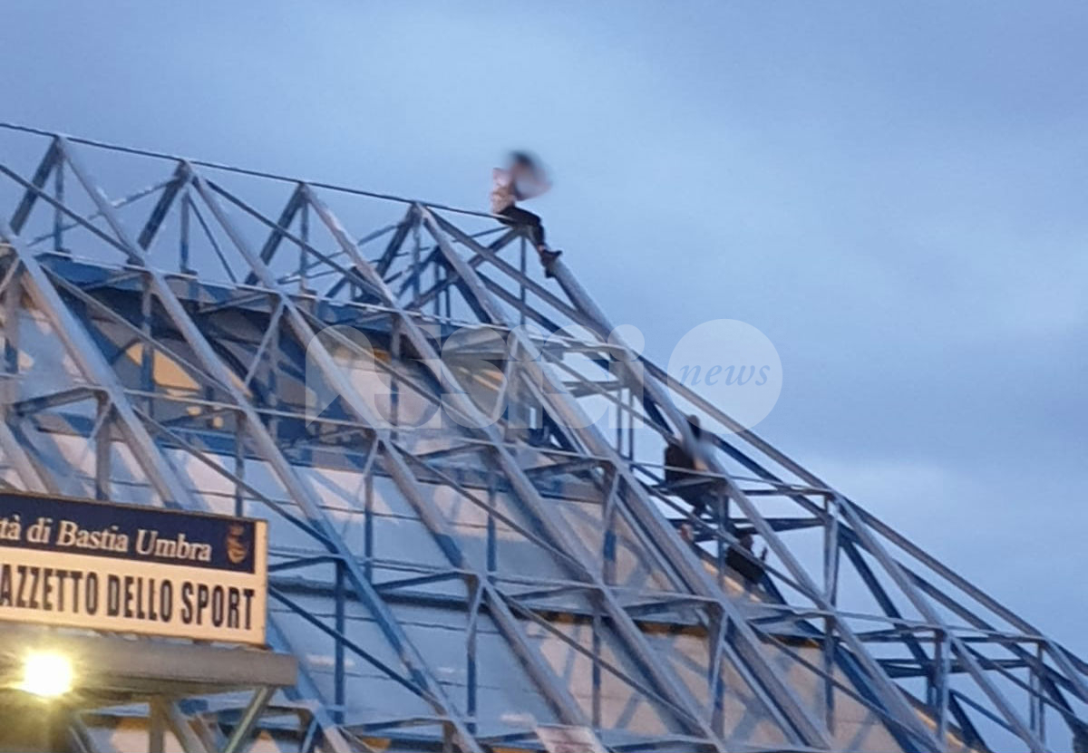 Ragazzini arrampicati sul tetto del Palazzetto dello sport a Bastia: la foto