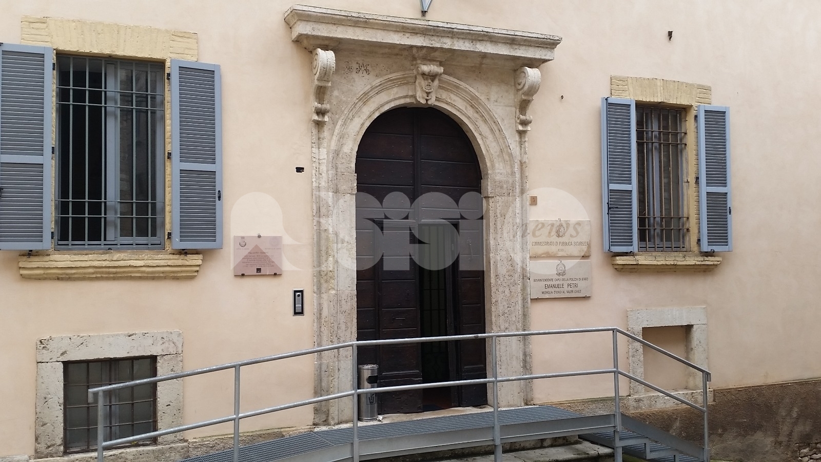 Controlli per l'emergenza coronavirus, la Polizia sorprende un 21enne irregolare: in tre nei guai