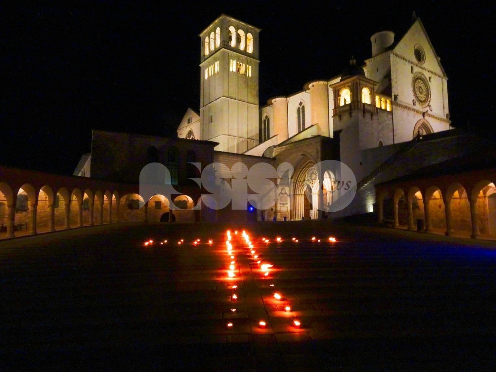Piazza inferiore di San Francesco, una croce di fiaccole come simbolo di speranza