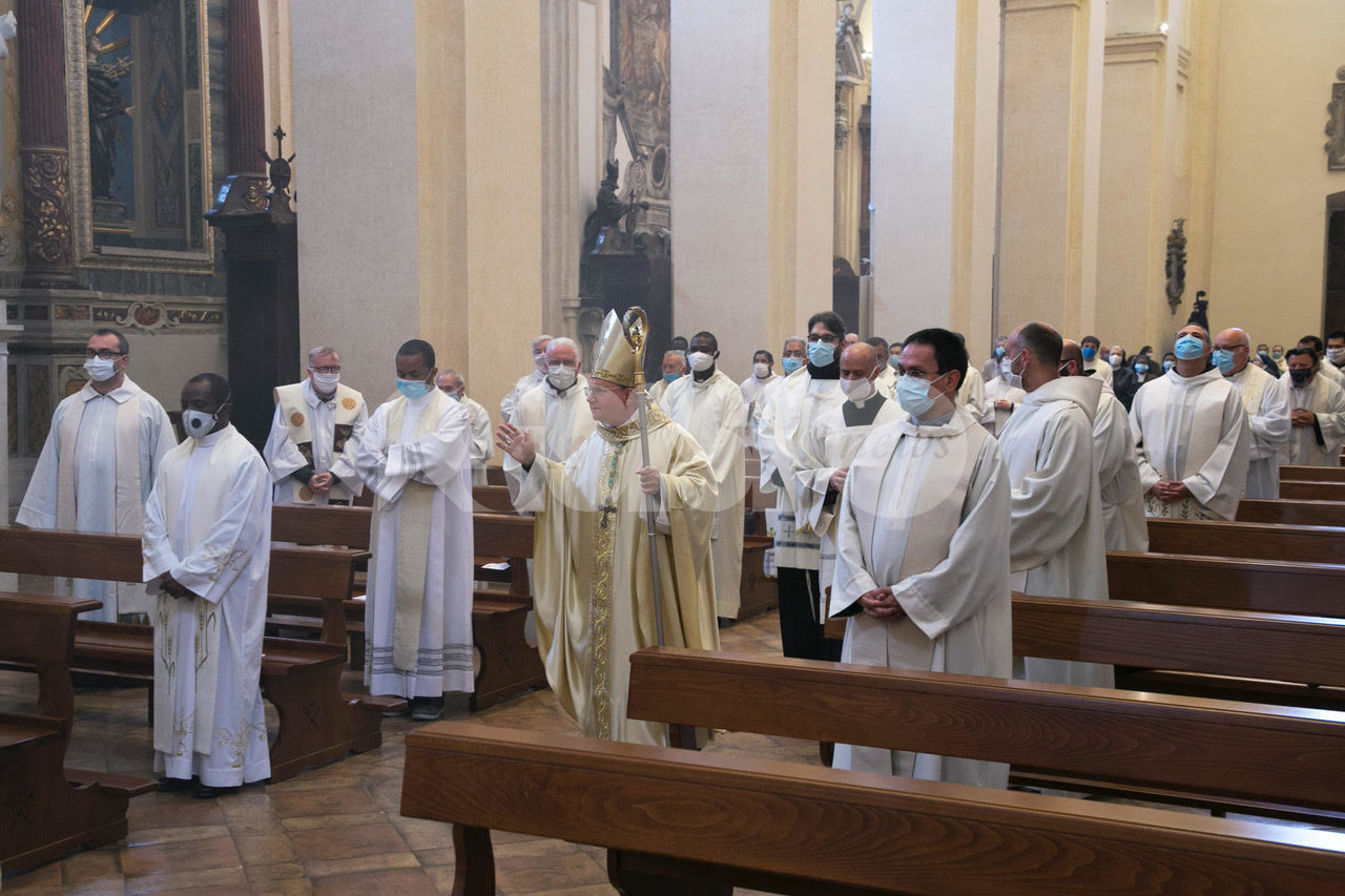 Santa messa crismale, Sorrentino: "Anche la Chiesa abbia un nuovo slancio in questa Fase 2"