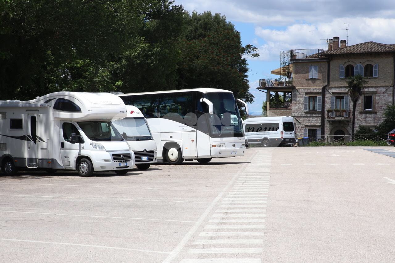 Ripartenza, ad Assisi primi segnali di fase 3: si rivedono camper e pullman