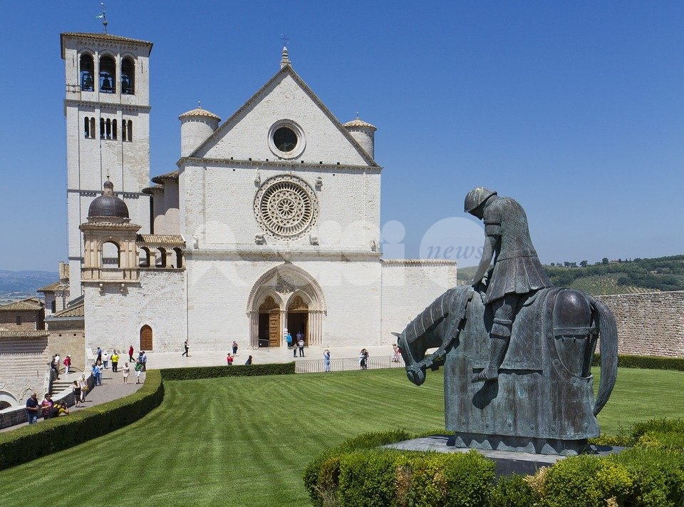 Eldorato, coperte termiche sulle porte della Basilica Superiore di San Francesco