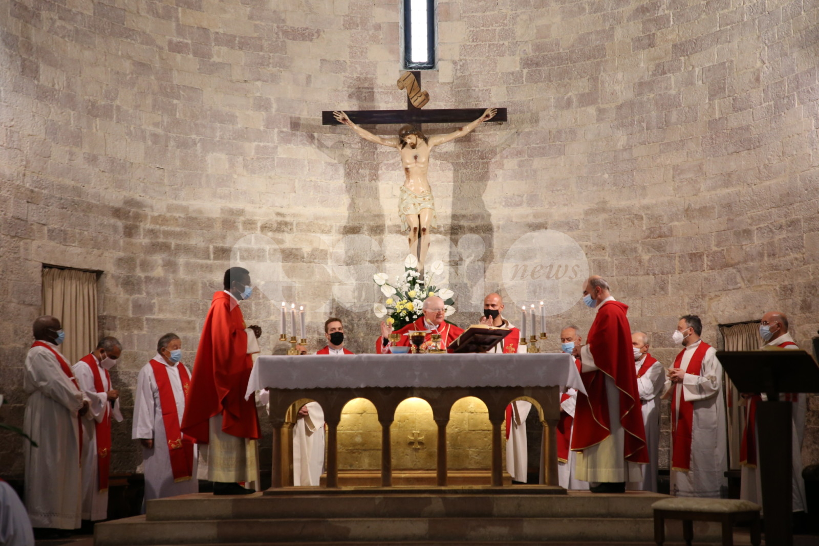 Monsignor Marcello Semeraro in visita alla tomba del Beato Carlo Acutis