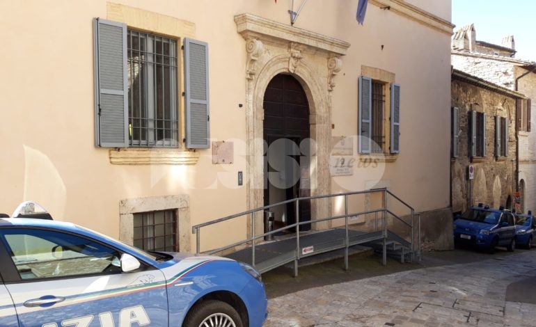 Molestie ai fedeli vicino la Porziuncola, la Polizia emette un daspo urbano