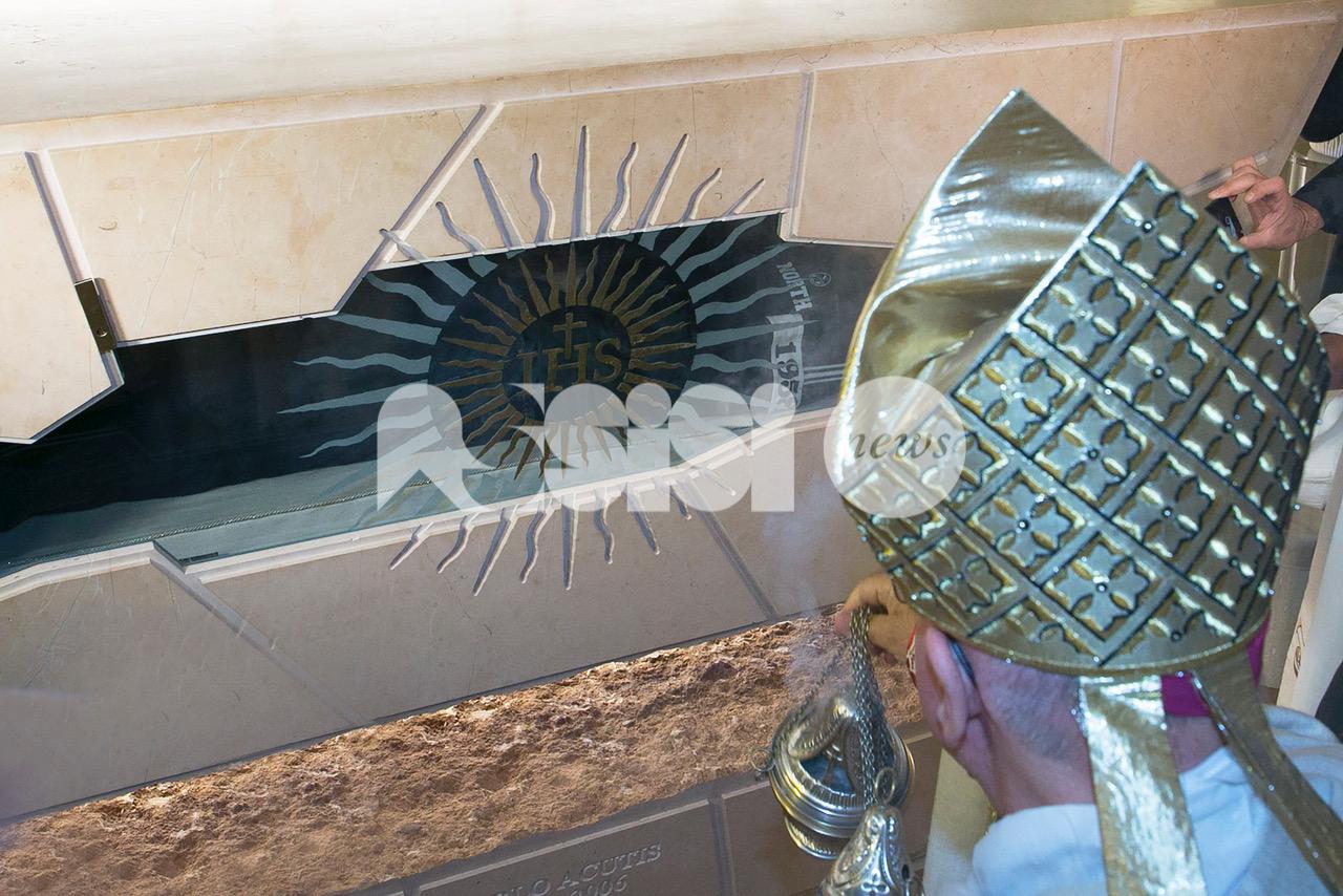 Tomba del beato Carlo Acutis riaperta in maniera permanente (foto+video)