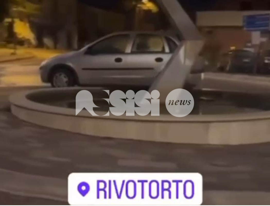Curioso incidente a Rivotorto, con l'auto dentro la fontana (foto+video)