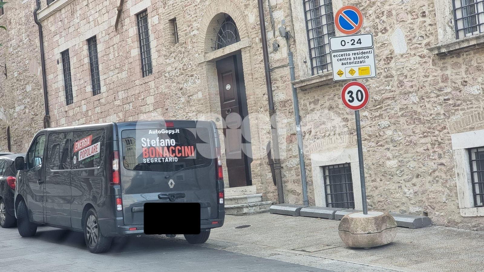 Stefano Bonaccini in divieto di sosta ad Assisi? Botta e risposta Lega - Pd