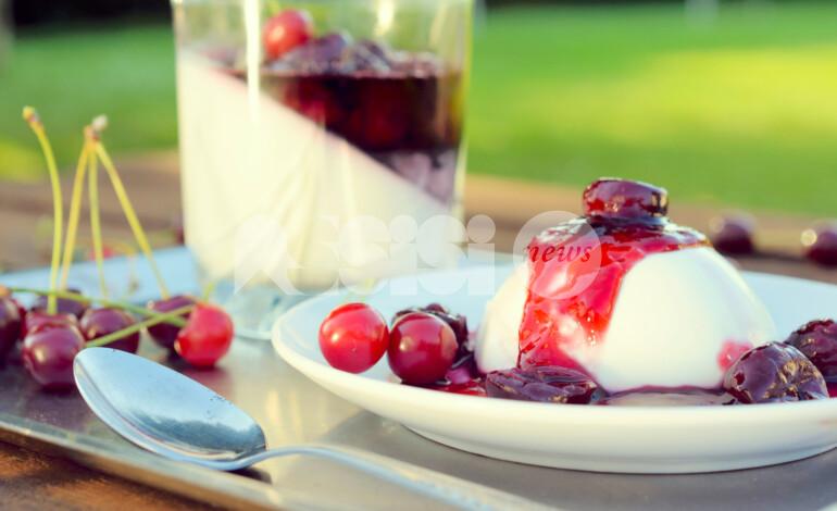 Panna cotta con salsa di ciliegie: ingredienti, ricetta e preparazione
