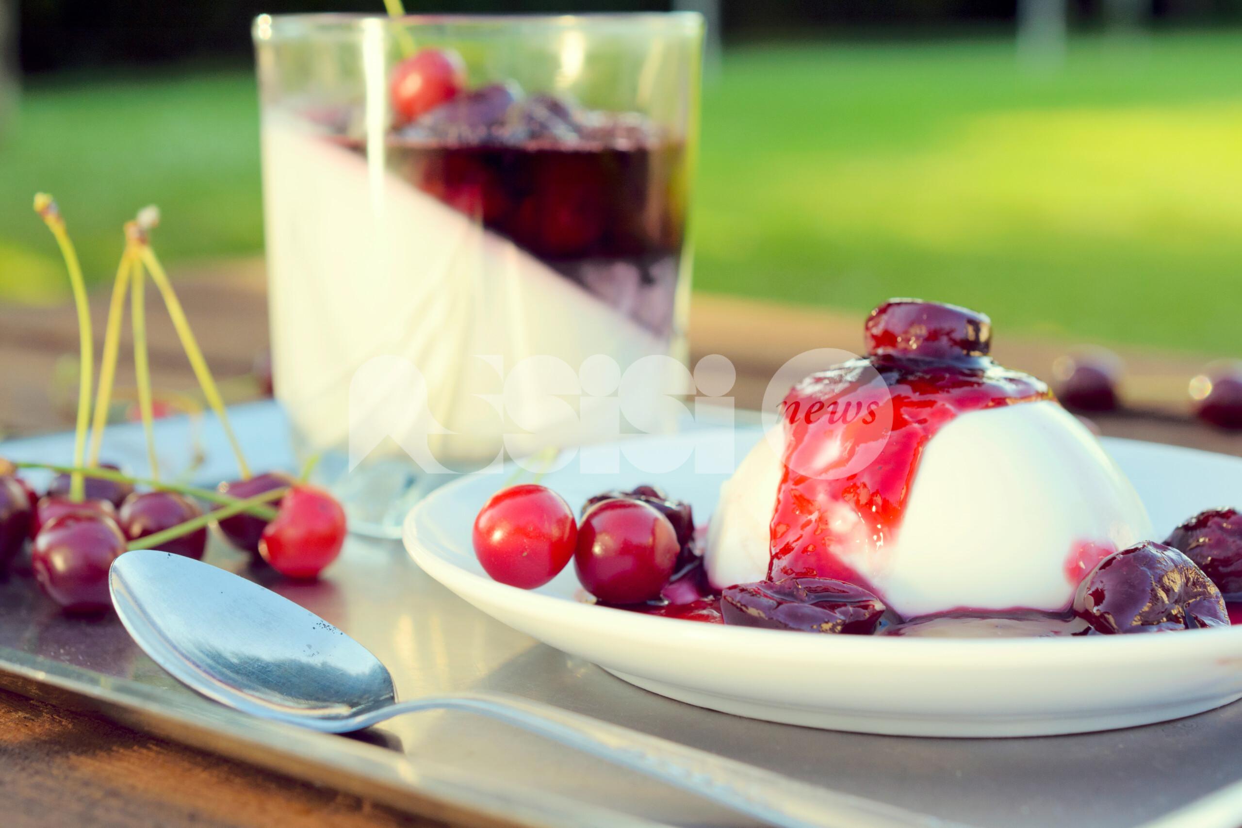 Panna cotta con salsa di ciliegie: ingredienti, ricetta e preparazione
