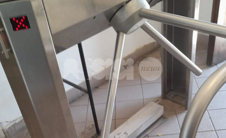 Bagni pubblici di Assisi danneggiati e tornelli scassinati: la denuncia della Lega