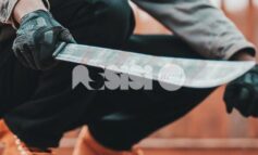 Minaccia i parenti con un machete, intervengono i carabinieri: ricoverato