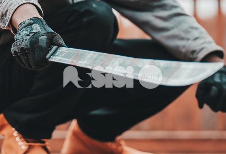 Minaccia i parenti con un machete, intervengono i carabinieri: ricoverato