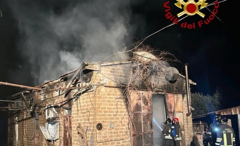 Incendio a Tordibetto, fiamme in un annesso: tanta paura e danni (foto)