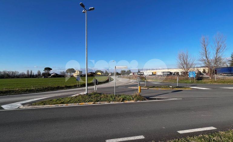 Bastia Umbra, due incidenti in tre giorni all’incrocio tra via del Lavoro e San Francescuccio de’ Mietitori: la rabbia dei cittadini (foto)
