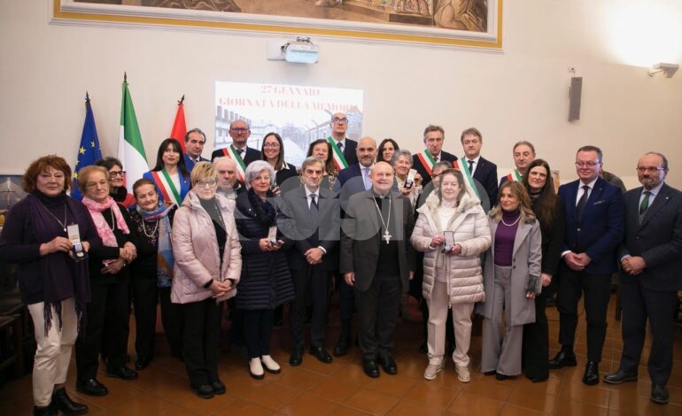 Giorno della Memoria 2024, ad Assisi la consegna delle medaglie d’onore: omaggio ai Giusti e ai deportati nei lager e campi di lavoro