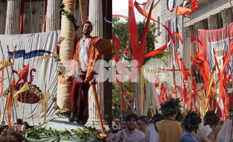 Cortei del giorno al Calendimaggio di Assisi 2024, le foto più belle di Sopra e Sotto