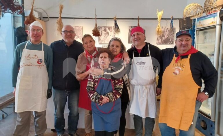 Punto porchetta del Calendimaggio in piazza del Comune: il grazie alla squadra di volontari (foto)