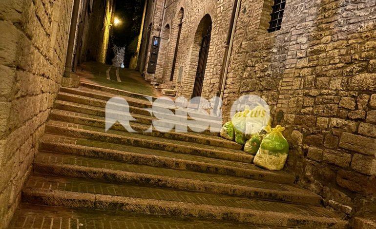 Rifiuti ad Assisi centro, urge soluzione per il decoro urbano (foto)