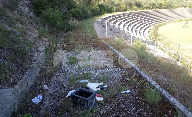 Furti nella zona di espansione di Assisi: i ladri entrano al campo sportivo per svuotare e abbandonare la cassaforte (foto)