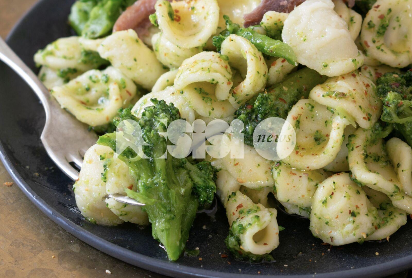 Orecchiette con cime di rapa: ingredienti, ricetta e preparazione di un piatto di origini pugliesi ormai diffuso ovunque