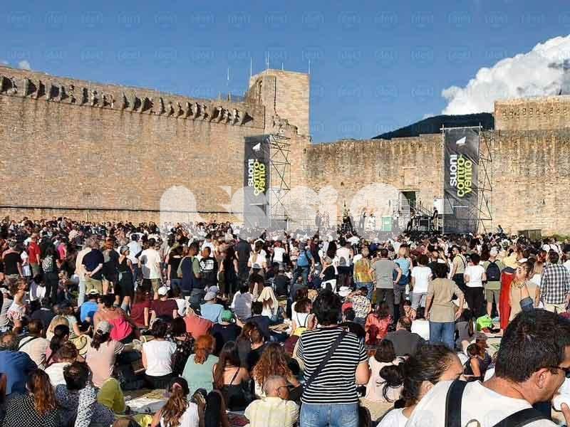 Suoni Controvento 2026, con I Cani e Coez ancora grandi concerti alla Rocca Maggiore di Assisi per i dieci anni del festival